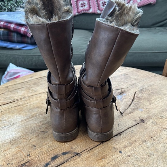 Women’s tan boots with buckles and faux fur inside, size 8 - Picture 4 of 7